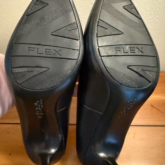 Life Stride Classic size 7 Flex Black Heels new. Fit more like a 7.5 on me. - Picture 3 of 5